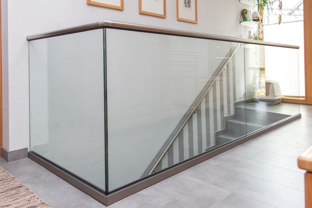 Преимущества стеклянных ограждений