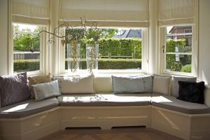 Эркерный диван: идеальное решение для уютной гостиной